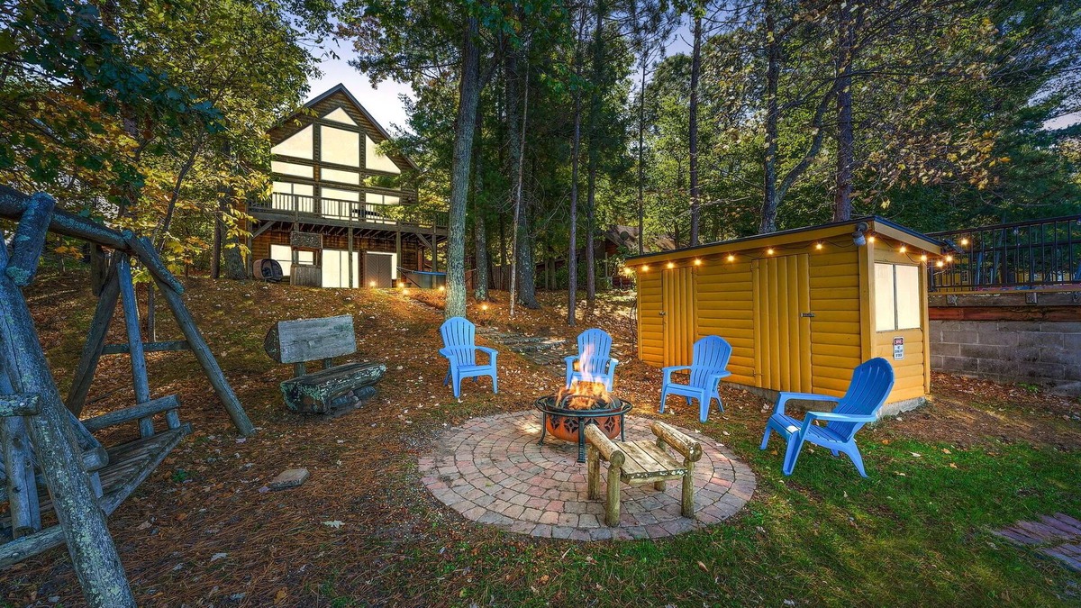 Brainerd Cabin | Lakeside: 4 Kings, Room4Groups, Hot Tub, Dock, Firewood
