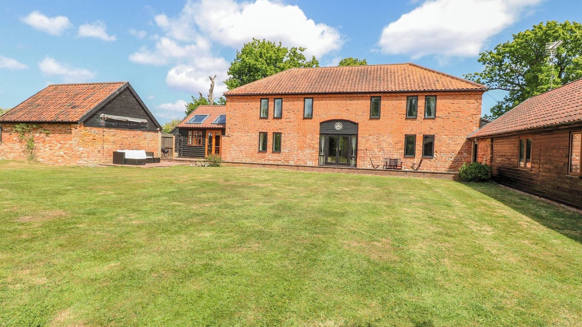 Felmingham Cottage | LAKESIDE BARN, family friendly, country holiday cottage in Aylsham