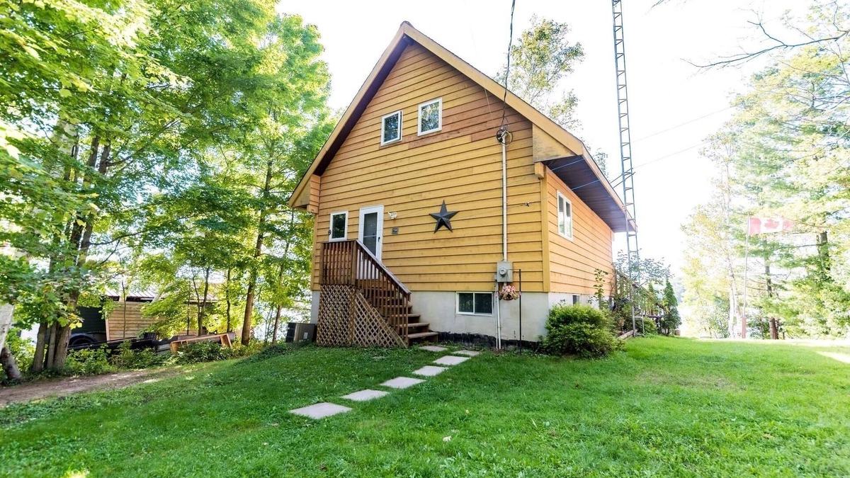 Havelock-Belmont-Methuen Cottage | Lakeside Beach Haven - 4 Season Property - Sandy beach Cordova Lake, Havelock ON