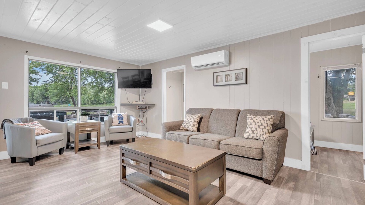 Centre Hastings Cottage | Lakeside Bliss - Charming 3BR Cottage on the Waternn