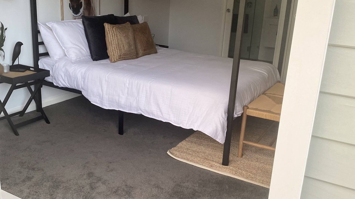 Coomba Park House | Lakeside Boathouse - Stylish 2 bedroom 2 bathroom Lakeside Cottage sleeps 6