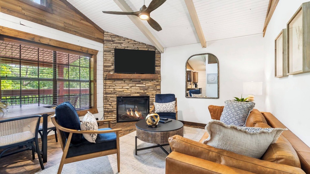 Indian Point Cabin | Lakeside Cabin for 6! Swim, Fish, Kayak! 5 Min to SDC!