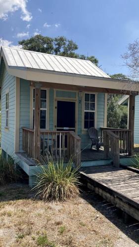 Braden River House | Lakeside Cabin for a Glamping Getaway near Tampa, Florida