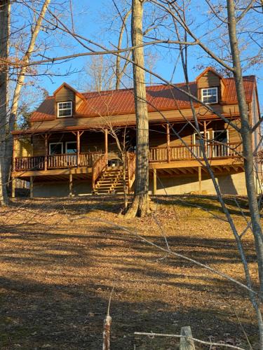 Corinth Ski Chalet | Lakeside Cabin Hot tub close to Ark Encounter