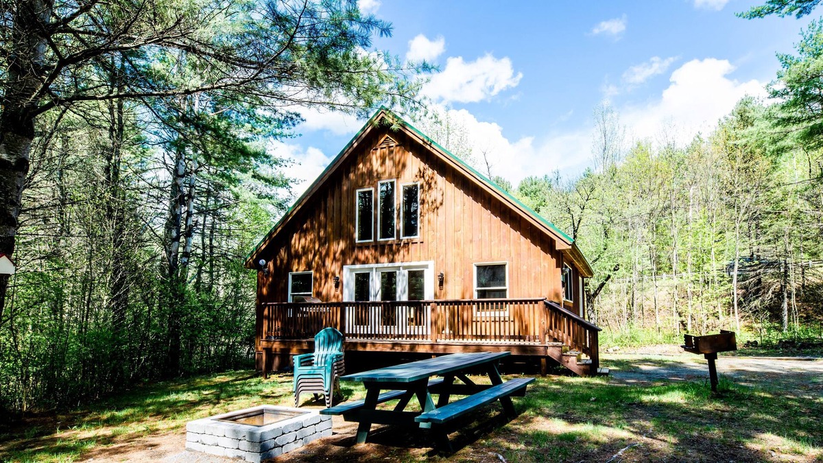 Caratunk Cabin | Lakeside cabin nestled along the shores of Wyman Lake