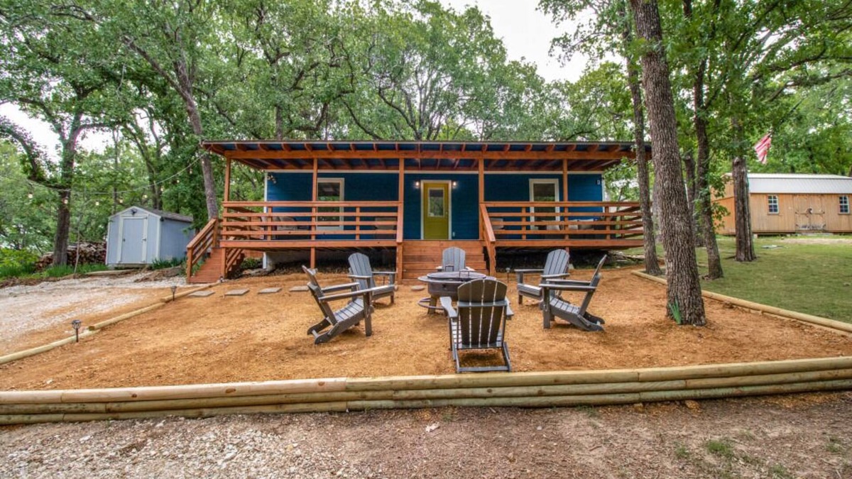Pottsboro Cabin | Lakeside Cabin Newly Remodeled .4mile to boat ramp with boat parking and Kayaks.