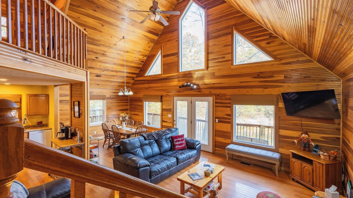 Primrose Cabin | Lakeside Cabin: Private Dock - Canoe & Kayaks - HotTub -PetFriendly -Arcade Game