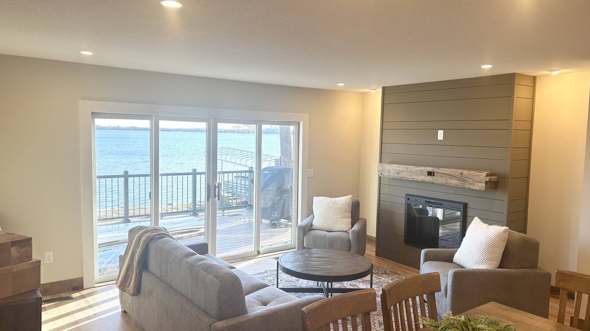 Forest Lake Cabin | LAKESIDE CABIN RETREAT on Forest Lake. The golden coast. 5 min walk downtown.