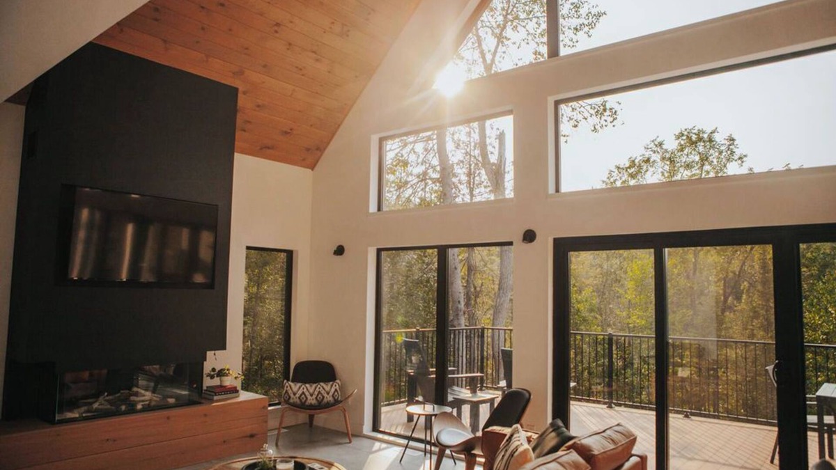 Lac-McGregor House | Lakeside cabin w hot tub & sauna