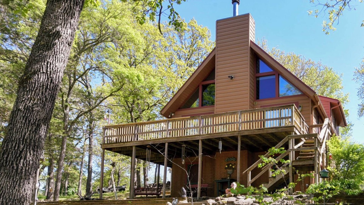 Golden House | Lakeside Cabin with Cozy Loft!