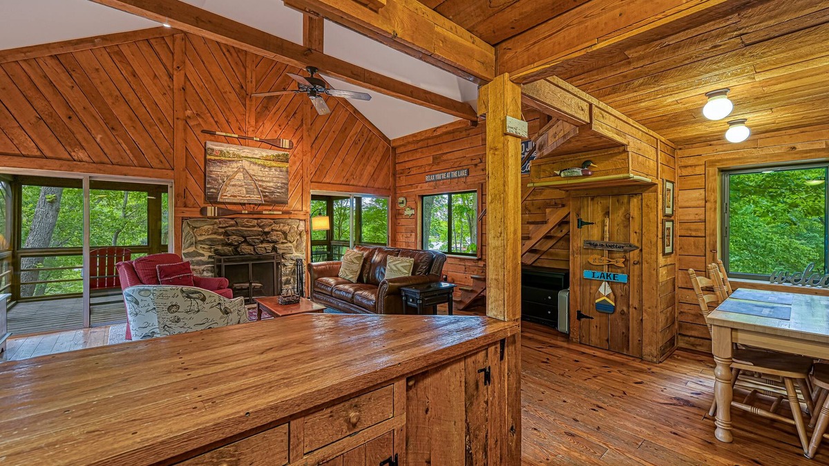 Huddleston Cabin | LakeSide Cabin with private hot tub, dock & screened porch - dog-friendly