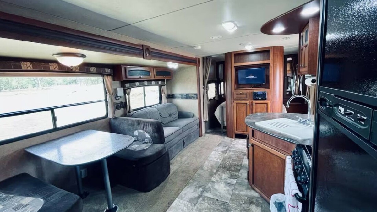 Bridgeport House | Lakeside Camper that Sleeps 8!