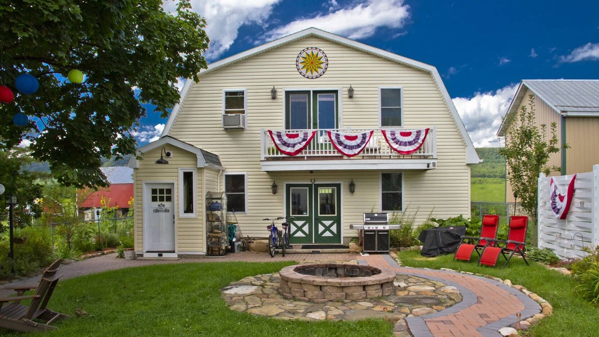 Stony Run Bed & Breakfast | Lakeside Carriage House at Leaser Lake B and B - cozy, comfortable, country
