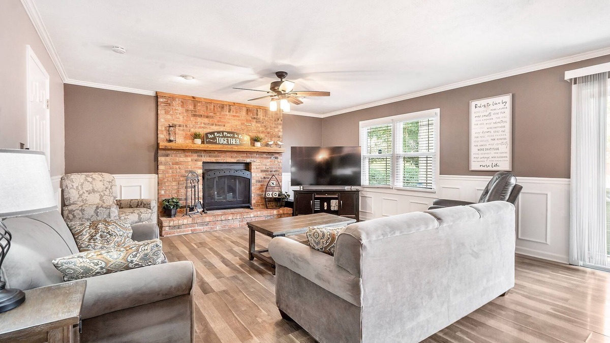 Cicero House | Lakeside Charm 3 BR Hot Tub Fireplace & King Suite