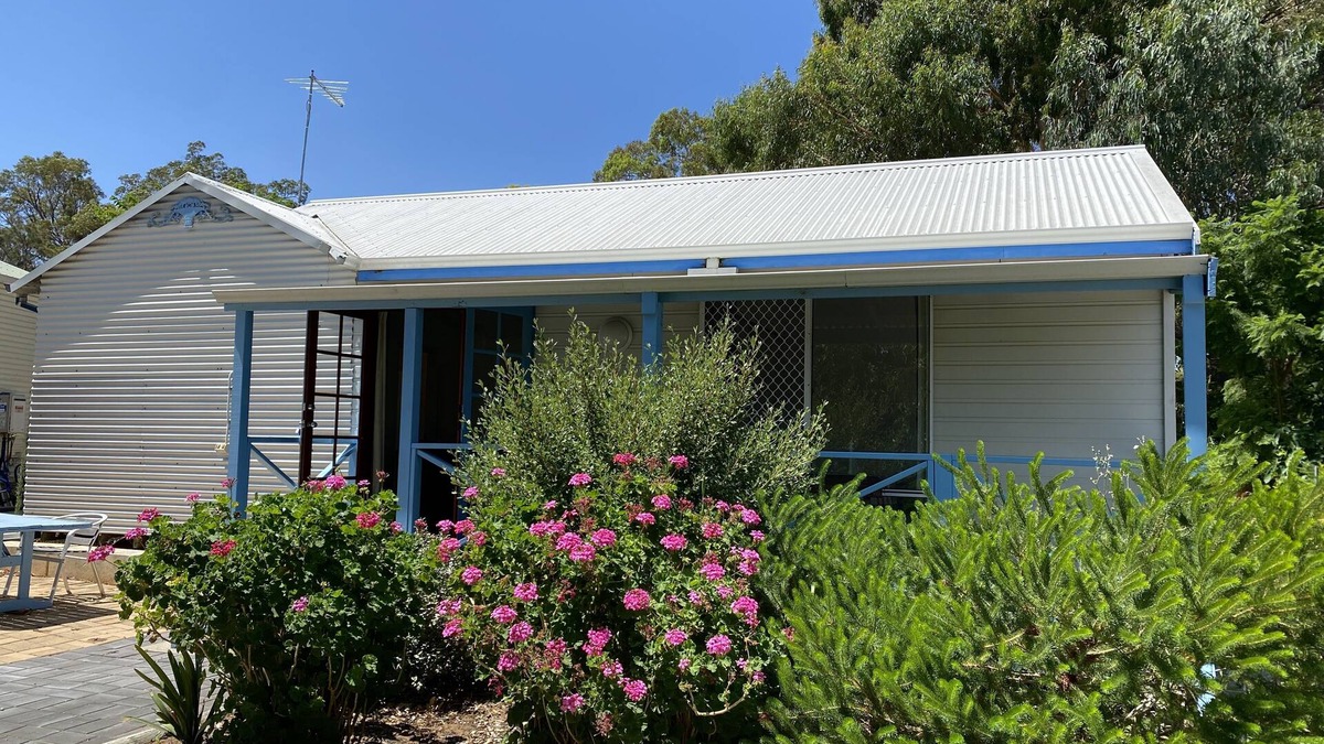 Baldivis Cottage | Lakeside Charm: Spacious 2 Bedroom Cottage On Flower Farm Surrounded By Nature