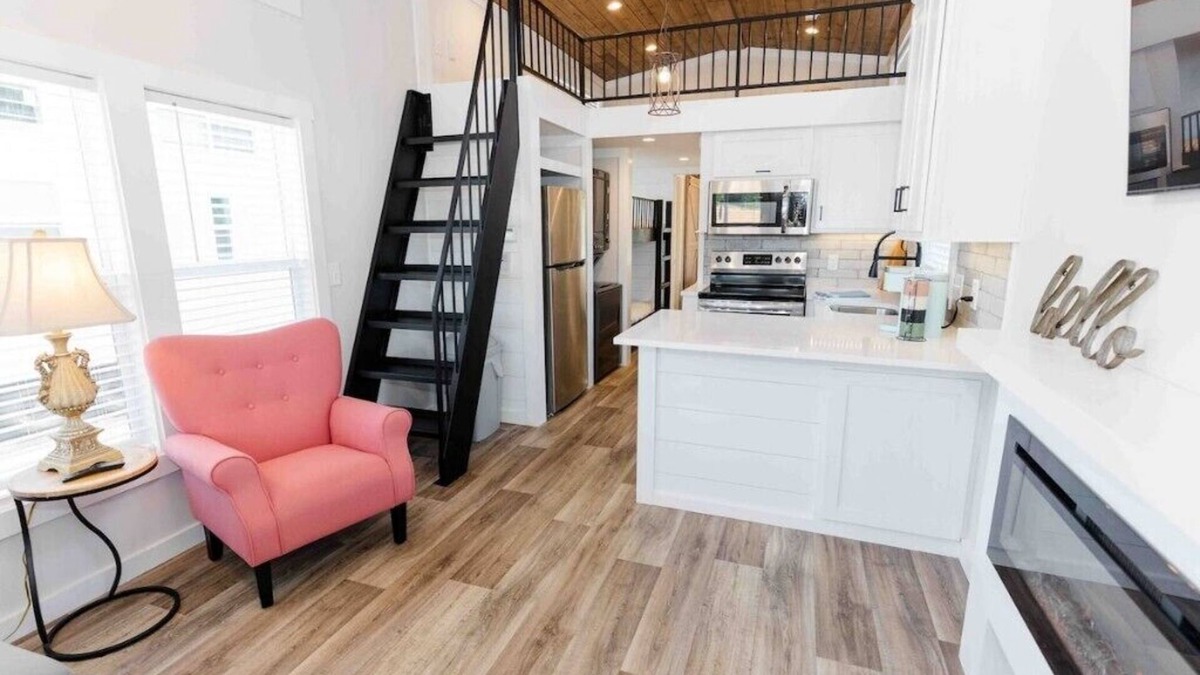 Lincoln House | Lakeside Chic: Stylish Family Tiny Home Retreat #3n
