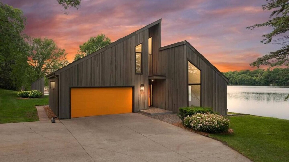 Roseville House | LAKESIDE CITY GETAWAY