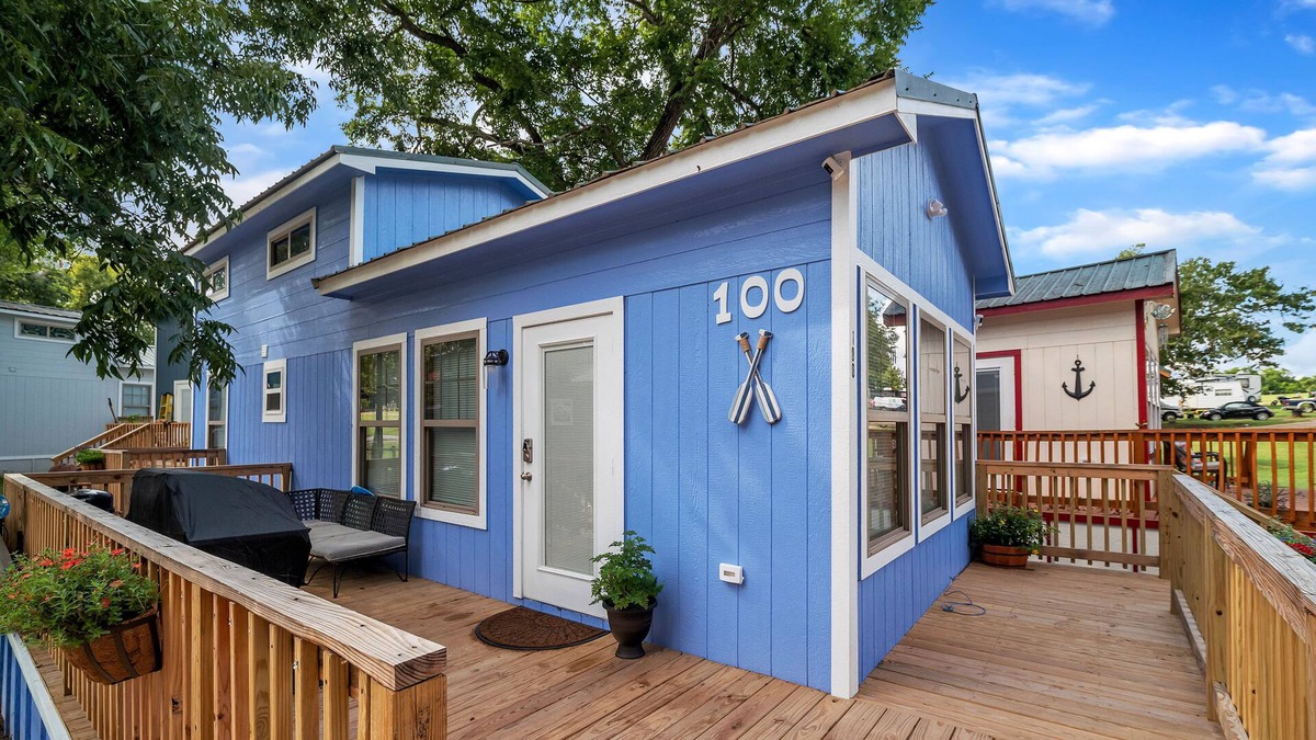 Willis Cottage | Lakeside Comfy King Bed Cottage Getaway in Conroe!