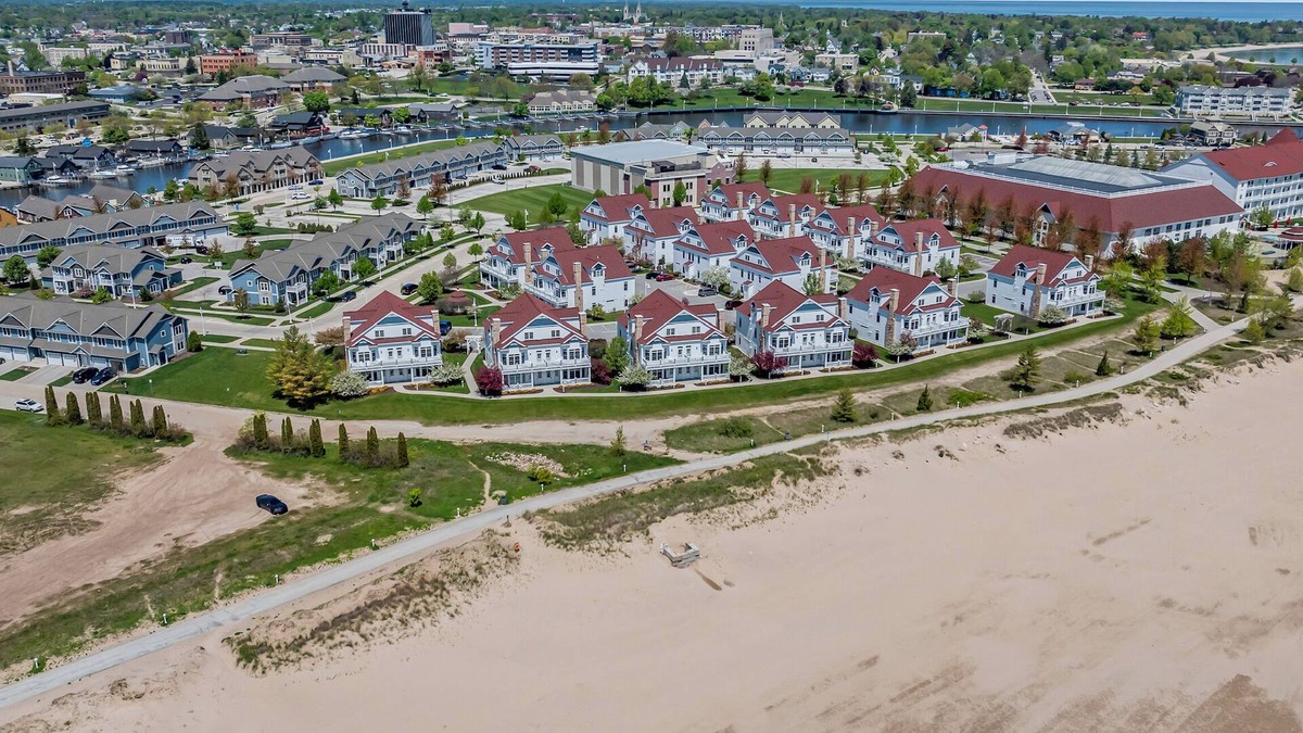 Sheboygan Condo | Lakeside Condo - 2BR, Lake Michigan Views & Massage Chair