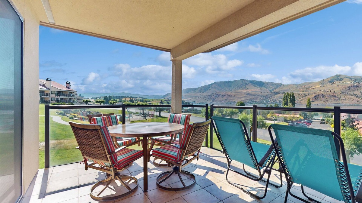 Chelan Condo | Lakeside condo with gas grill, shared pools, Wifi and W/D
