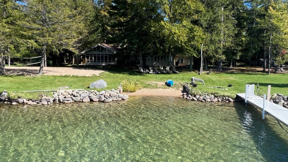 Williamsburg Cottage | Lakeside Cottage and detached Guest cabin sleeps 28