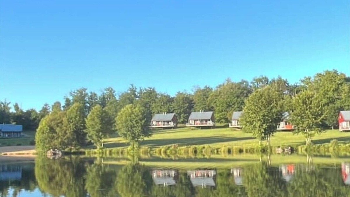Nontron Ski Chalet | Lakeside cottage