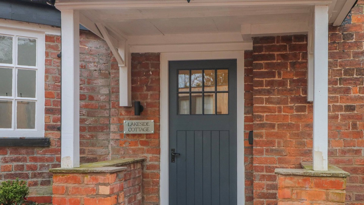 Macclesfield Cottage | LAKESIDE COTTAGE, family friendly, with a garden in Macclesfield