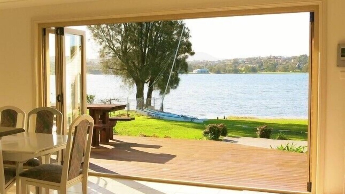 Primbee House | Lakeside Cottage Primbee - Absolute Waterfront Position