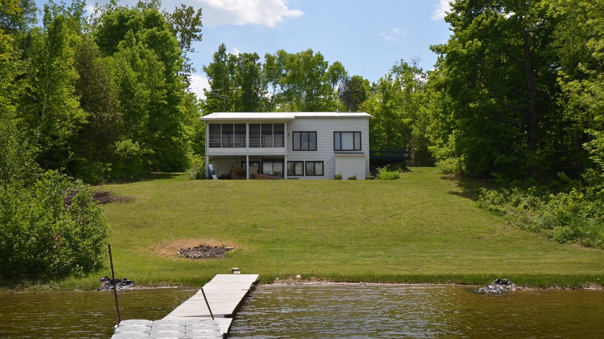 La Peche Cottage | Lakeside cottage rentalnCITQ registration #300046