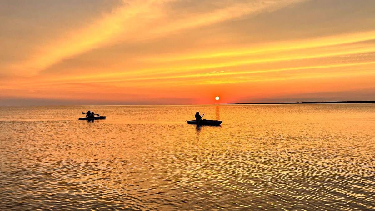 Northern Bruce Peninsula Cottage | Lakeside Cottage - Serene Getaway with Breathtaking Sunsets - Pet Friendly