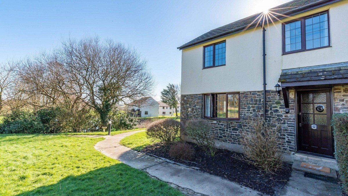 North Buckland Apartment | Lakeside Cottage - Three Bedroom House, Sleeps 6