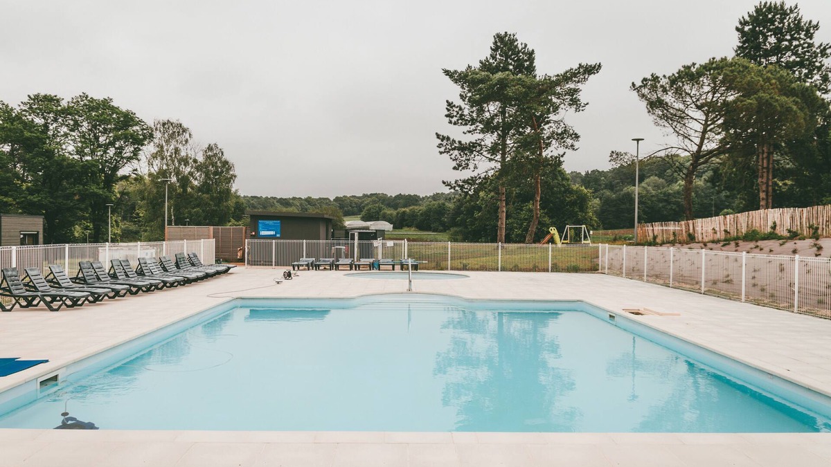 Rochefort-en-Terre Ski Chalet | Lakeside Cottage with Seasonal Pool and WIFI