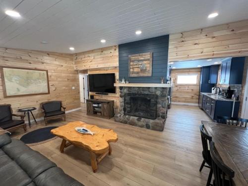 Cedarville House | 'Lakeside' Cottage with porch and sandy beach
