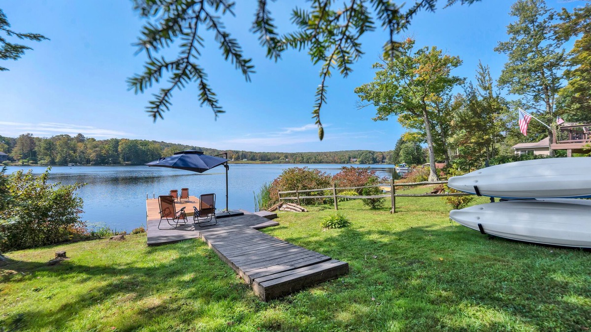 Lake Ariel House | Lakeside, Dock, Hot Tub, Arcade, Piano, Kayaks, Playset, Fireplace, Fire Pit, 2 King Beds - 75" TV