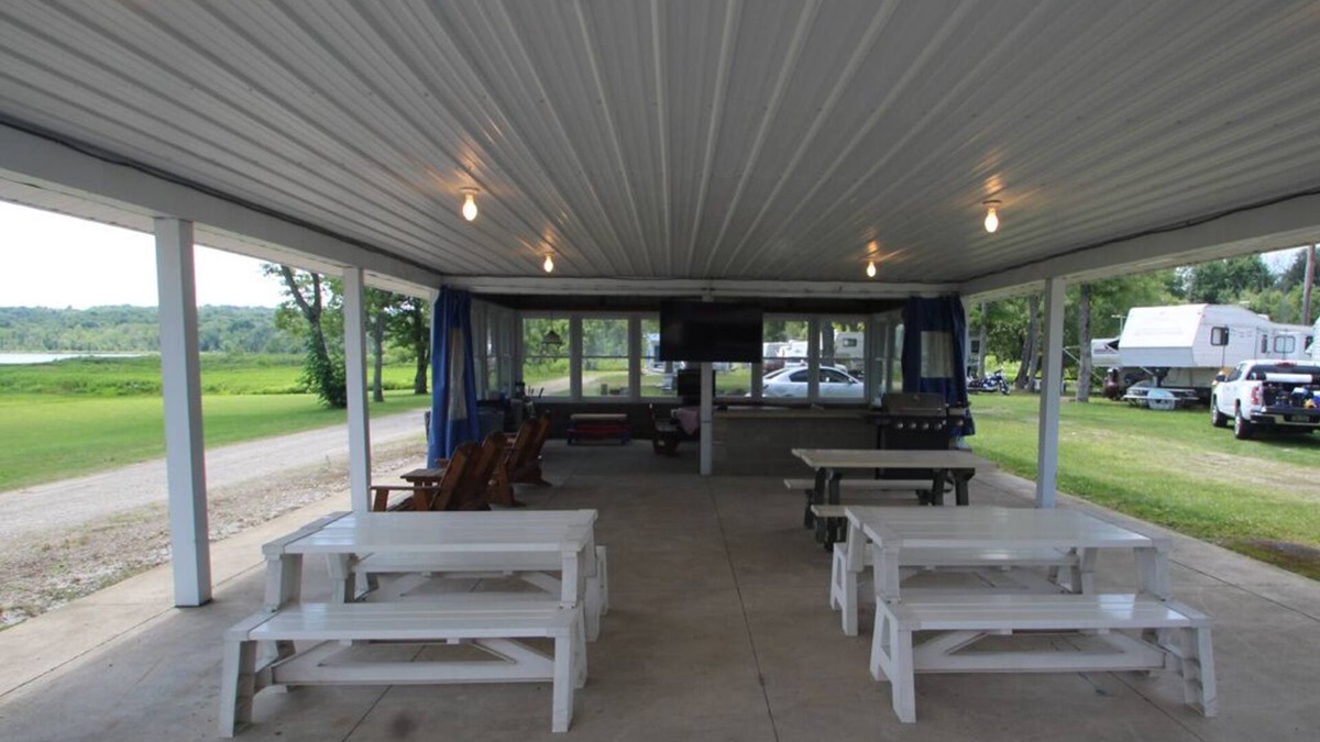 Waterford House | Lakeside Escape-Family Friendly Lake Getaway