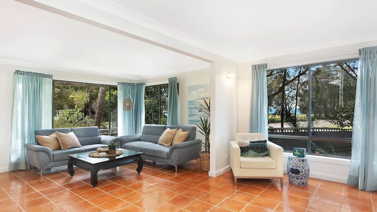 Long Jetty House | Lakeside Escape steps To The Lake and Beach