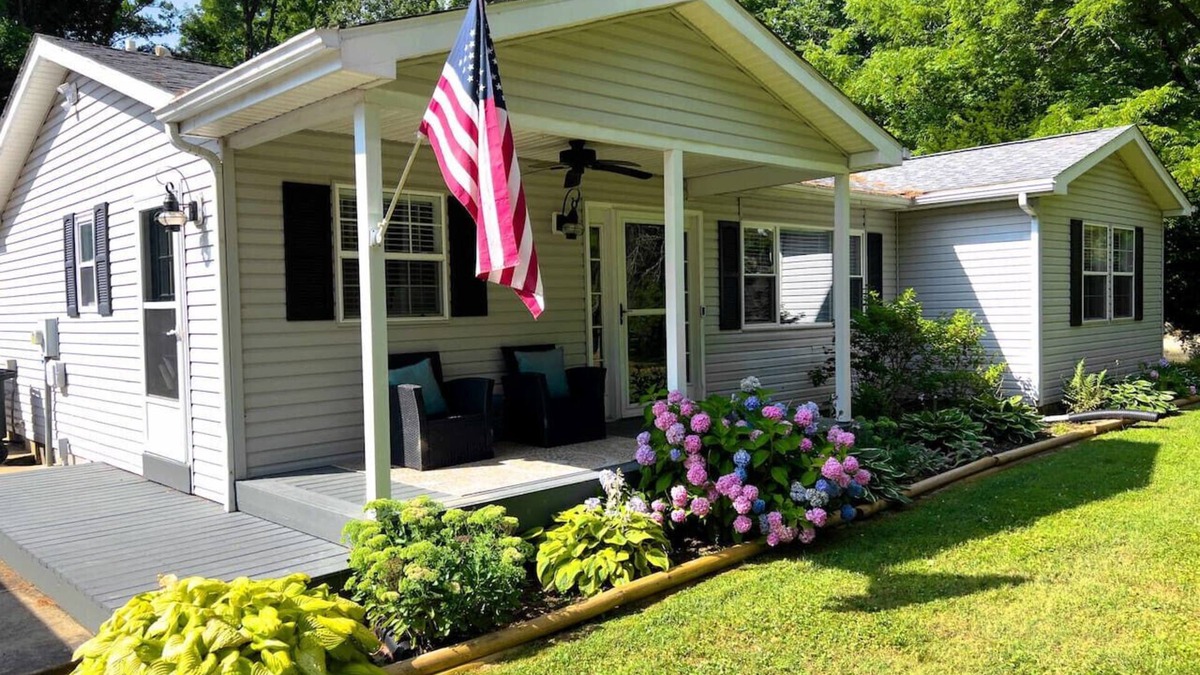 Cynthiana House | Lakeside Escape ~ Waterfront w/Hot Tub (NEW DOCK!)