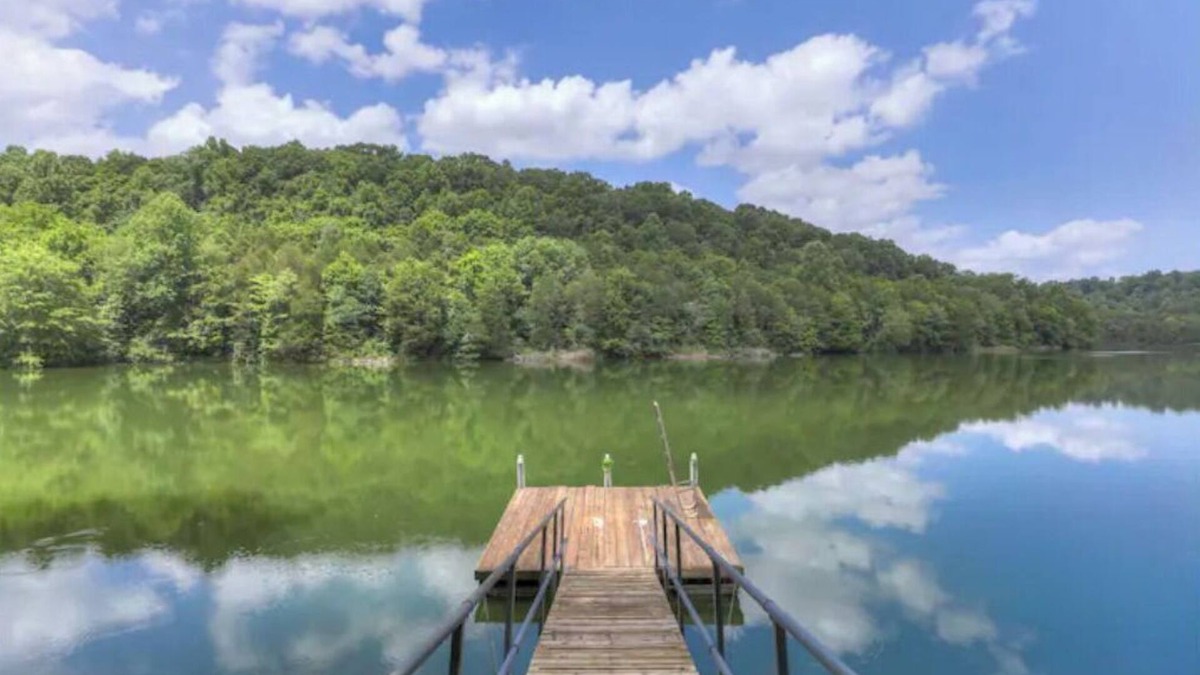 Lynchburg House | Lakeside Family Escape-Modern log home in secluded cove w/pvt. dock, Sleeps 12