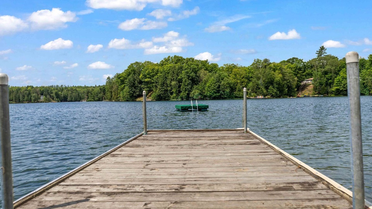 L'Amable House | Lakeside Gem: Large 5 Bed 3 Bath Haven in Bancroft!