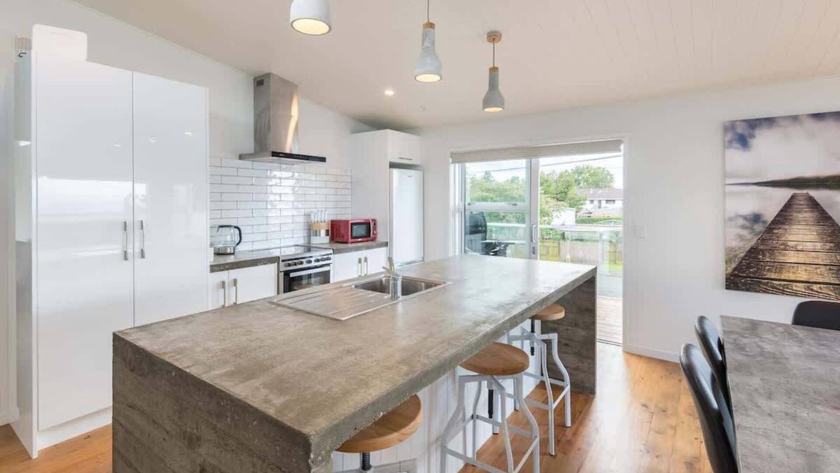 Ngongotaha House | Lakeside Gem | Stylish with Great Lake Views