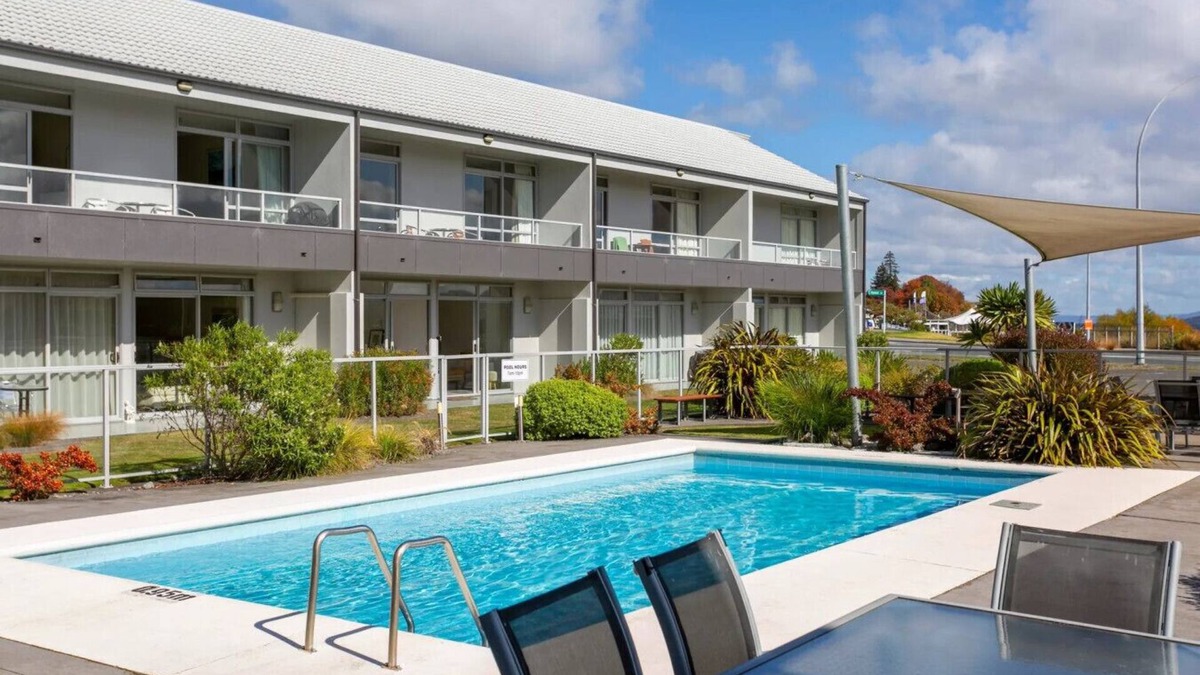 Hilltop Apartment | Lakeside Gem: Your Modern Retreat
