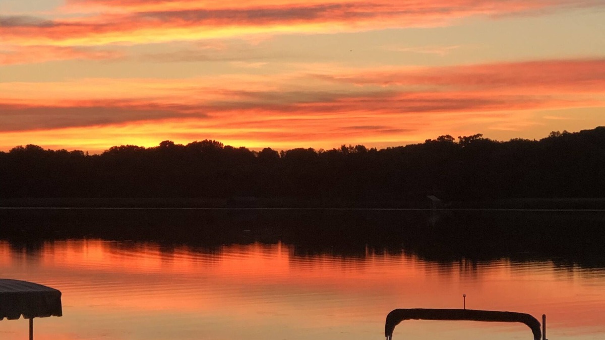 Wyoming House | Lakeside Getaway! 35 mins from downtown Minneapolis & close to Mall of America