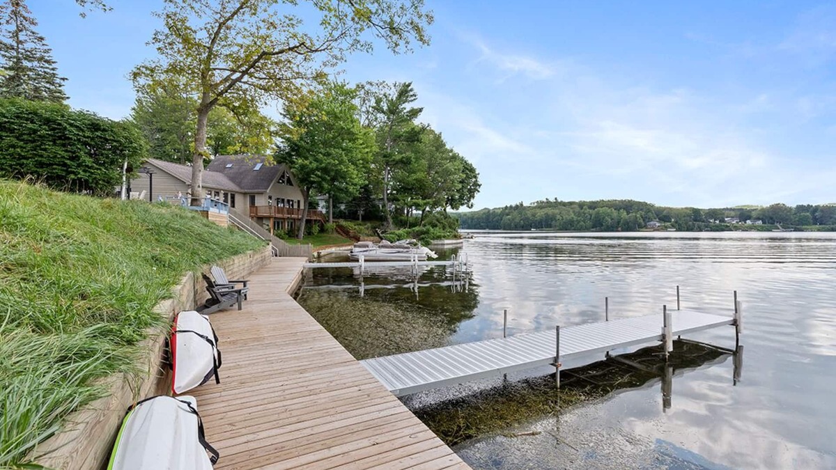 Newaygo Cottage | Lakeside Getaway: Dock, Kayaks, Firepit, Grill