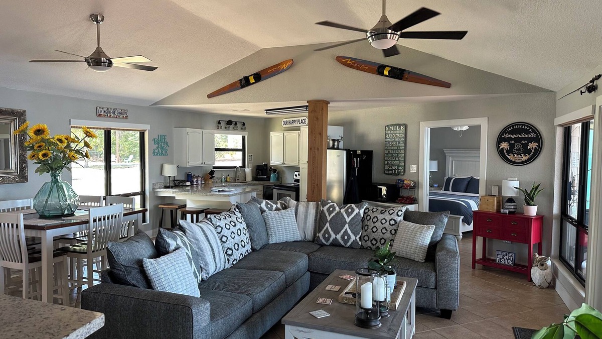 West Livingston House | ~ Lakeside Getaway In a Small Town ~