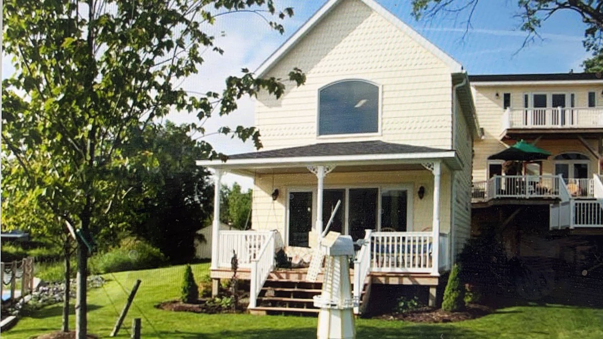 De Ruyter Cottage | Lakeside Guest Cottage w/2 Kayaks Sleeps 4 on a 410' Private Peninsula