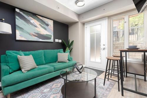 King West Village House | Lakeside Haven - Cozy Townhome in Liberty Village