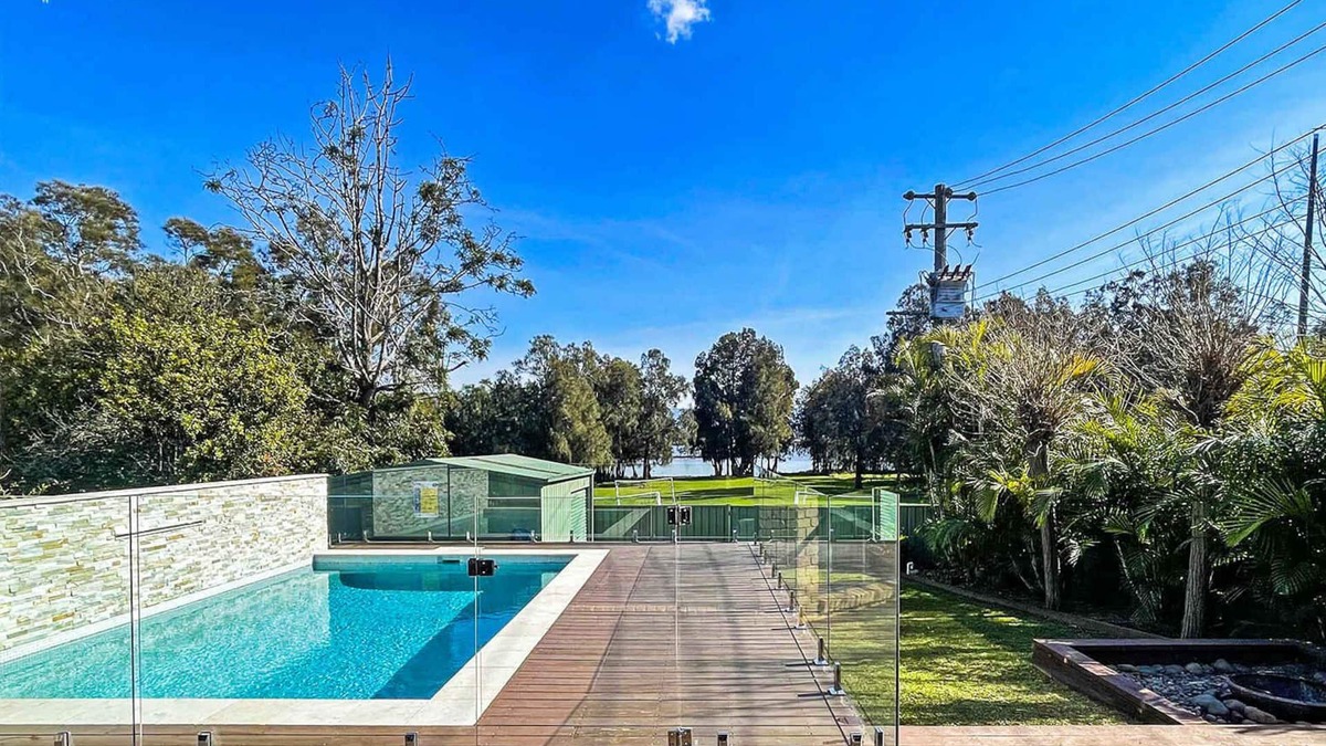 Oak Flats House | Lakeside Haven Summar