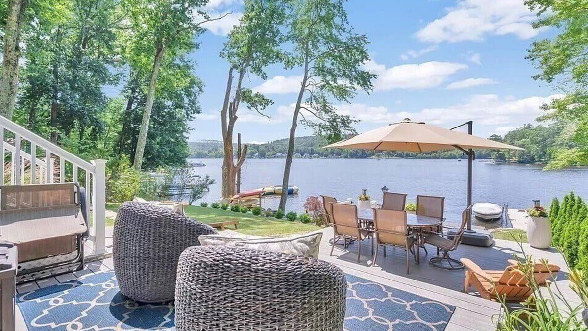 Holland House | Lakeside Haven: Tranquil Waters