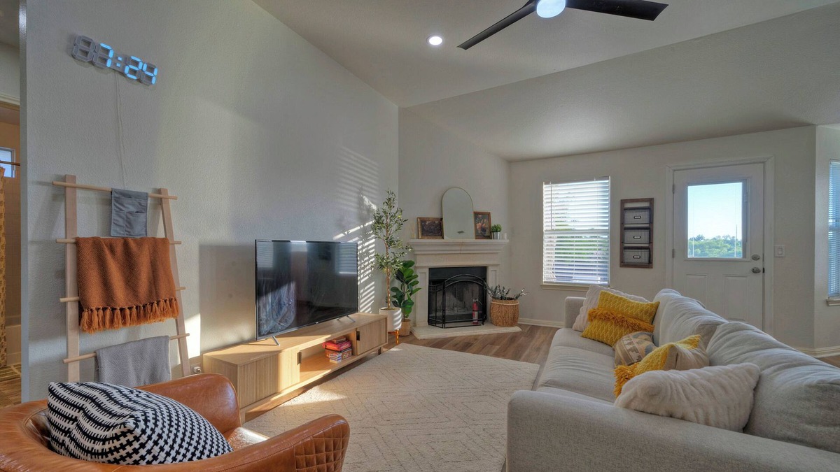 Hutto House | Lakeside heaven Hutto- Lake access 3bedroom near 130