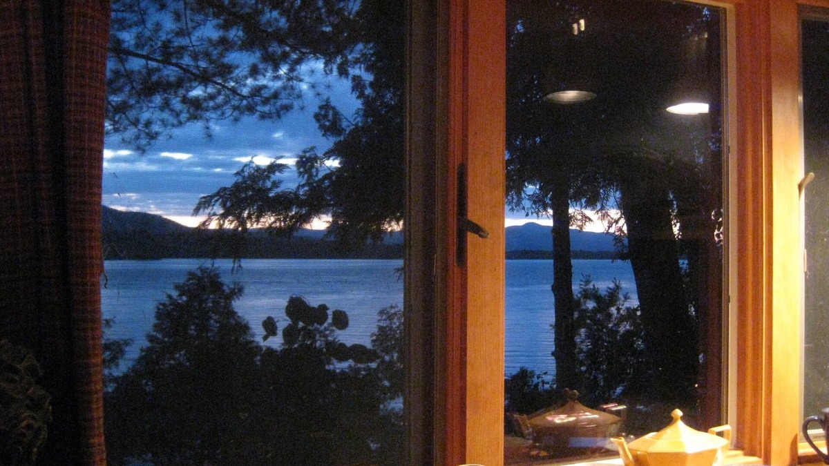 Bridport House | Lakeside heavenly isolation